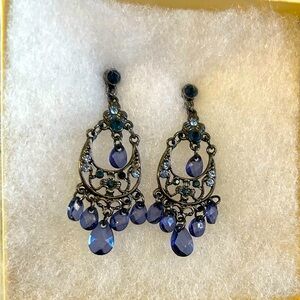 Beautiful 1928 post earrings in blue and clear crystal